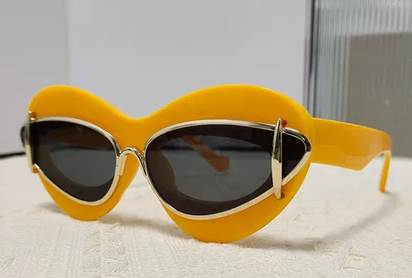"Christina" Cat Eye Fashion Plastic Sunglasses