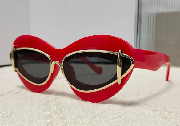 "Christina" Cat Eye Fashion Plastic Sunglasses