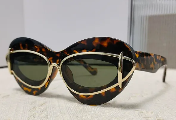 "Christina" Cat Eye Fashion Plastic Sunglasses